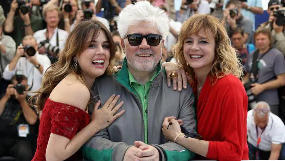 Pedro Almodóvar, con las actrices Emma Suárez y Adriana Ugarte en Cannes.