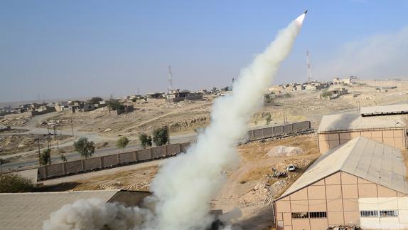 Fuerzas iraquíes lanzan un cohete contra yihadistas del Estado Islámico