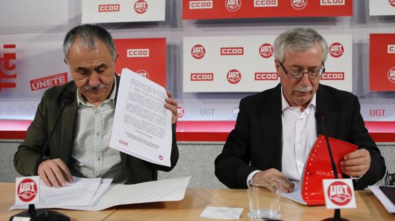 Los secretarios generales de CC OO, Ignacio Fernández Toxo (d), y de UGT, Pepe Álvarez (i). 