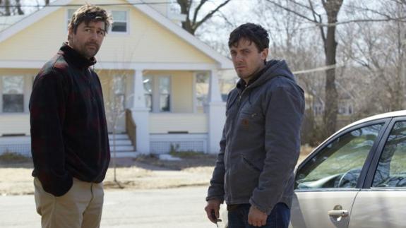 Kyle Chandler y Casey Affleck, en 'Manchester frente al mar'. 