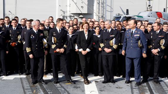 Cospedal, durante su visita a la fragata 'Navarra'. 