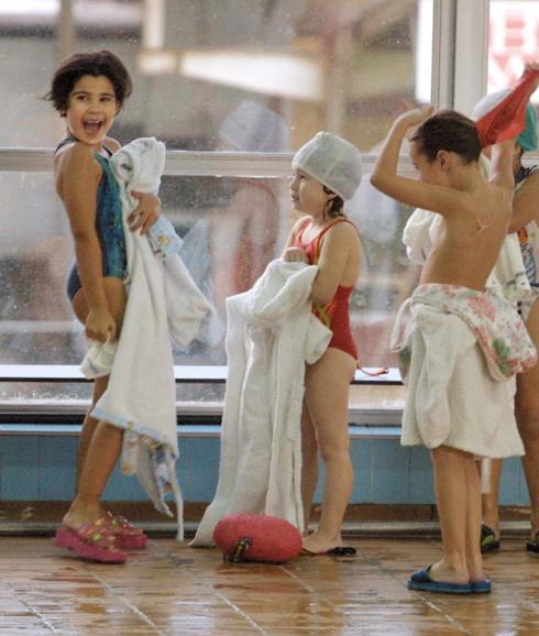Los moluscos contagiosos se 'pegan' de un niño a otro al compatir toallas, entre otros útiles. 
