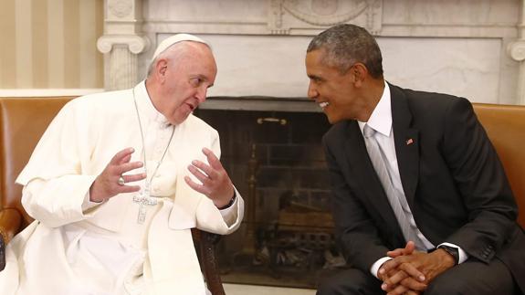 El papa Francisco conversa con el presidente de Estados Unidos, Barack Obama.