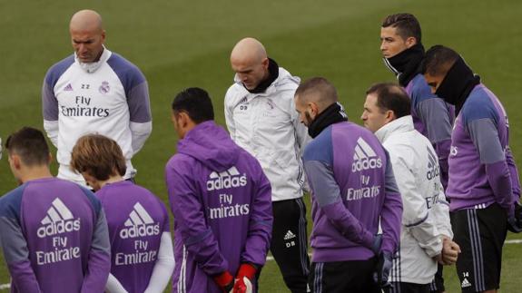 El Real Madrid, durante el minuto de silencio en Valdebebas. 