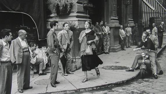 Varios hombres piropean a una mujer en una imagen llamada 'American Girl, Florence, 1951'.