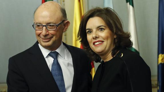 Montoro, ministro de Economía, y Sáez de Santamaría, vicepresidenta del Gobierno. 