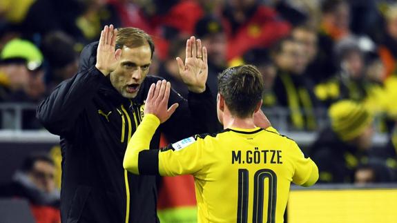 Mario Götze saluda a su entrenador, Thomas Tuchel. 