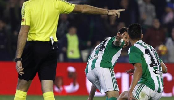 Rubén Castro (c) celebra su gol con Ceballos.