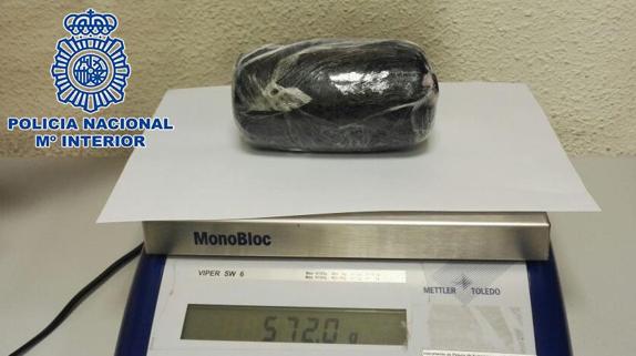 Uno de los envoltorios que tras ser examinado con el reactivo narcotest dio positivo a la cocaína.