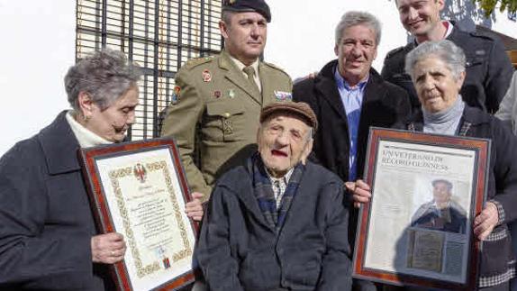 El hombre más longevo de Europa cumple 112 años entre «un millón de gracias»