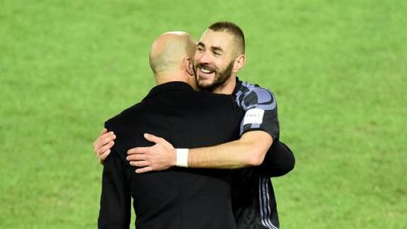 Benzema abraza a Zidane tras su gol. 