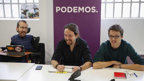 El secretario general de Podemos, Pablo Iglesias (cent.), Íñigo Errejón (dcha.) y Pablo Echenique (izq.).