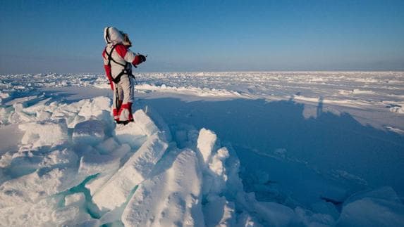 Investigadora contempla la capa del hielo del Ártico. 