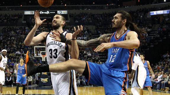 Marc Gasol (izq.) disputa el balón con Steven Adams (dcha.).