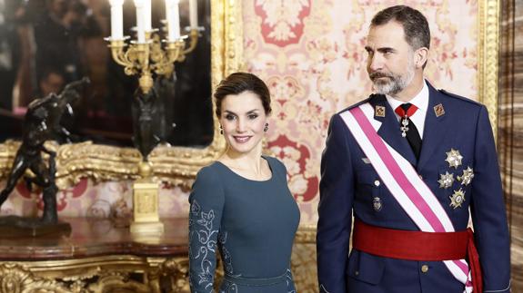 El rey Felipe VI, acompañado por la reina Letizia, durante la celebración de la Pascua Militar.