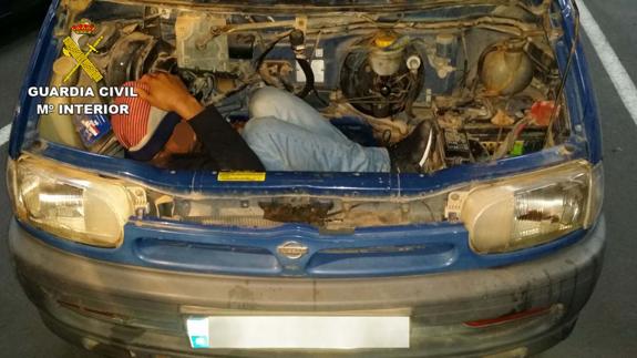 Un inmigrante norteafricano oculto en el motor de una furgoneta.