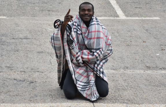 Un inmigrante celebra su entrada a Ceuta. 