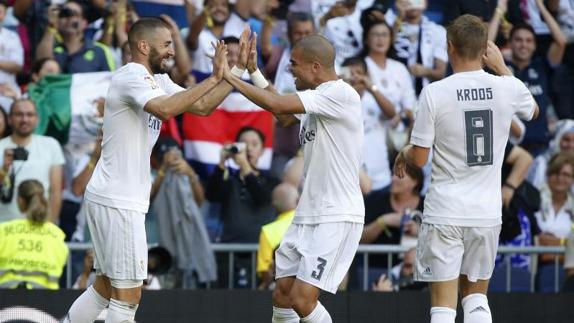 Pepe (c) celebra un gol con Benzema. 