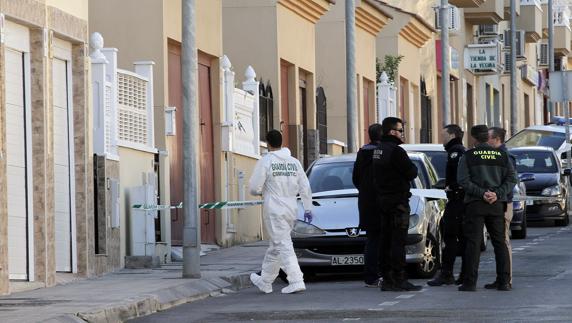 Agentes de la Guardia Civil ante la vivienda de Huércal de Almería (Almería).