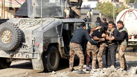 Varios soldados en Mosul.