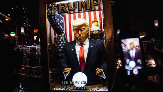 Múñeco crítico con Trump en la concentración en Nueva York contra el presidente electo.