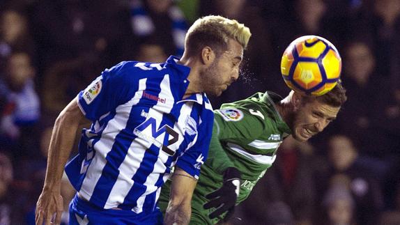 Camarasa cabecea ante Raúl Pérez. 