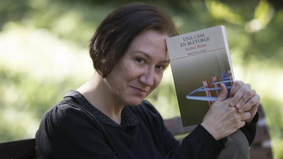 La escritora malagueña Isabel Bono posa con su primera novela.