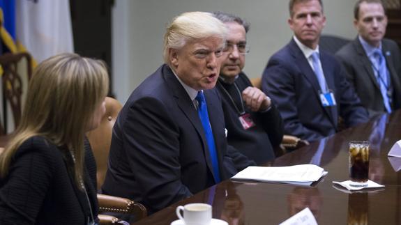 Trump con los directivos de General Motors explicando que reducirá las regulaciones medioambientales.