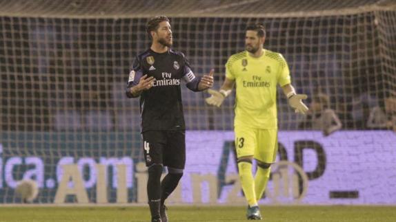 Sergio Ramos se lamenta de un gol del Celta. 