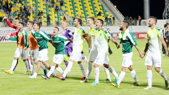 Los jugadores del AEK Larnaca celebran una victoria en casa. 