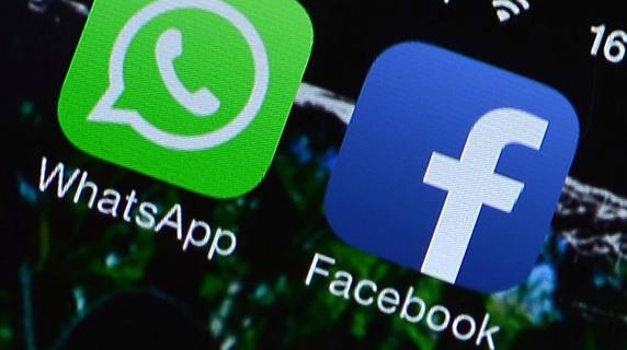 Accesos a las aplicaciones de Whatsapp y Facebook en un teléfono móvil. 