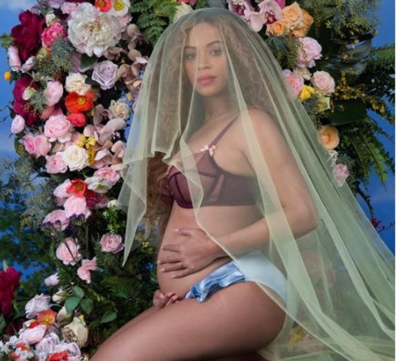 Beyoncé posa embarazada en Instagram.