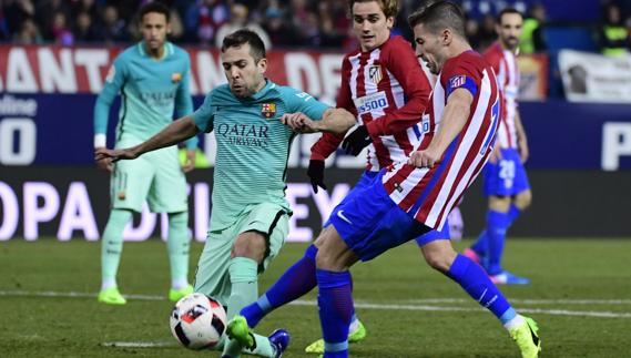 Gabi dispara ante la oposición de Jordi Alba. 