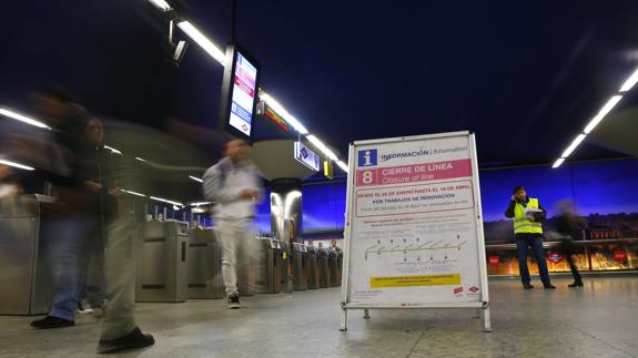 Cartel que anuncia el cierre de la línea 8 del Metro de Madrid.