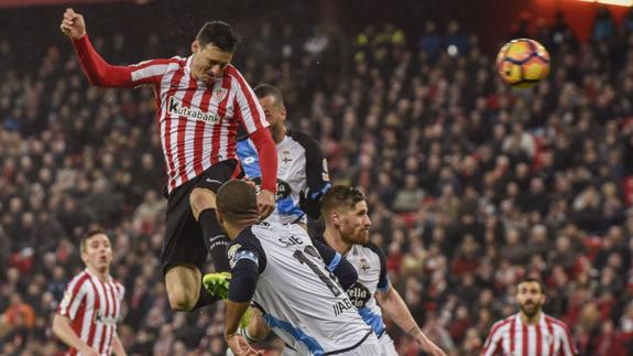 Aduriz remata en la acción del 1-1. 