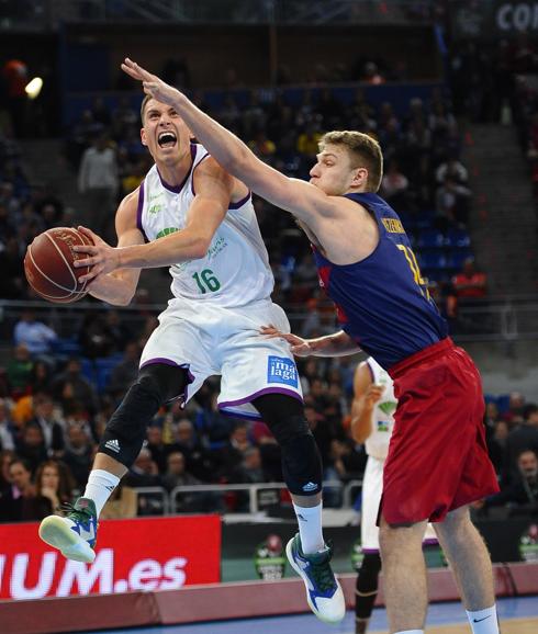 Nemanja Nedovic entra a canasta ante Marcus Eriksson. 