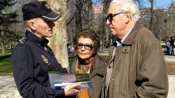 Un agente informa del peligro a una pareja de ancianos.