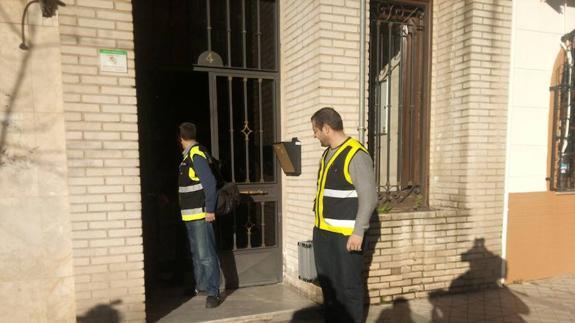 Agentes de la Policía Científica en el portal del edificio donde han ocurrido los hechos.