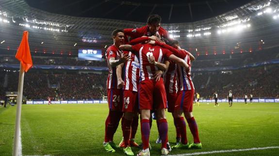 Los jugadores del Atlético celebran el 0-1. 