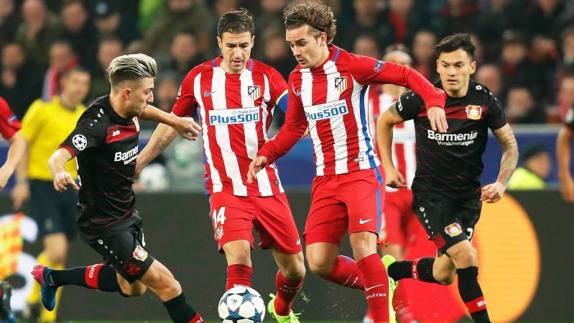 Griezmann conduce un balón frente al Leverkusen. 