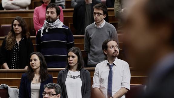 Iglesias, Montero y Errejón, entre otros diputados de Unidos Podemos, sin aplaudir a Macri. 