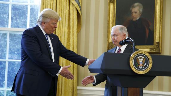 Donald Trump saluda a Jeff Sessions en el despacho oval.