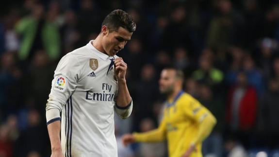 Cristiano Ronaldo, cabizbajo, durante el último partido del Real Madrid ante Las Palmas. 