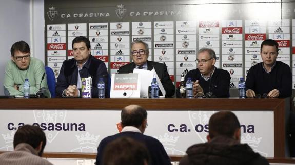 El presidente de Osasuna, Luis Sabalza (c), durante una rueda de prensa en el Estadio El Sadar. 