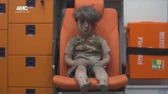 La imagen de este niño en una ambulancia conmocionó al mundo entero.