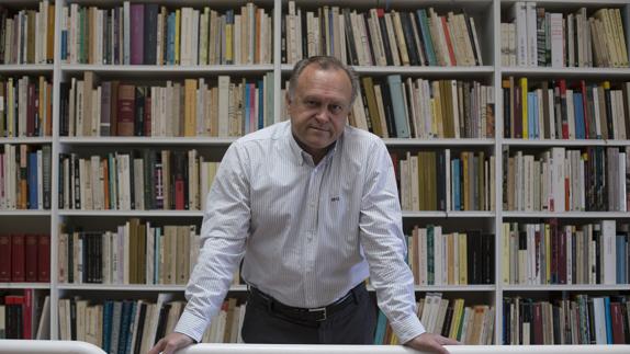 Miguel Pardeza, ante su extensa colección de libros.