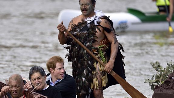 El principe Harry de Inglaterra navega por el río Whanganui.