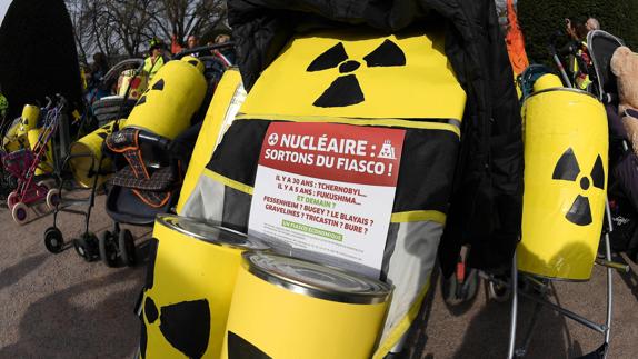 Manifestantes protestan por el desastre de Fukushima. 