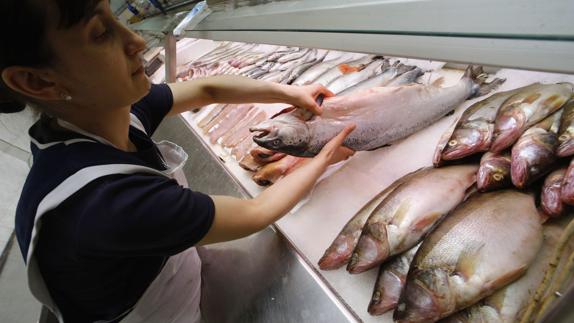 Salmón noruego en el mercado.