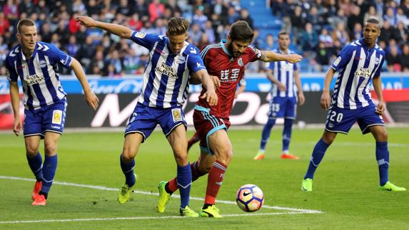 Llorente pugna con Raúl Navas. 